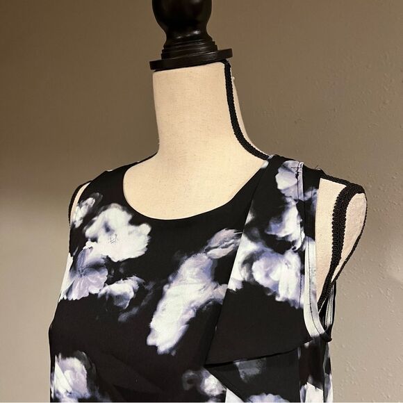 Sleeveless floral blouse - Picture 2 of 13